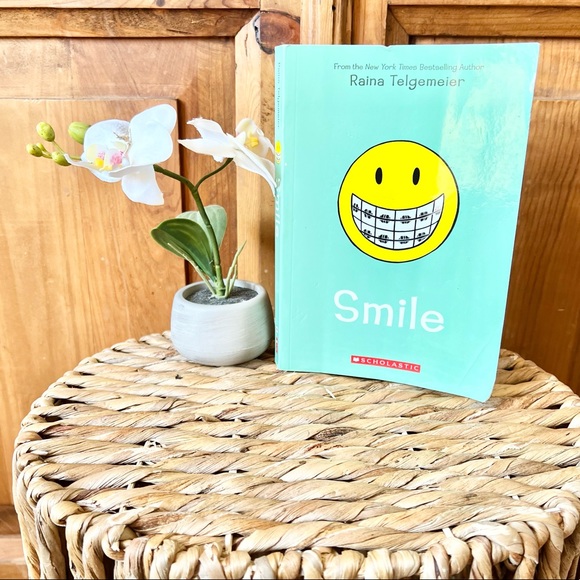 Tween Paperback Book Set Smile & Sisters By Raina Telgemeier - Picture 3 of 7